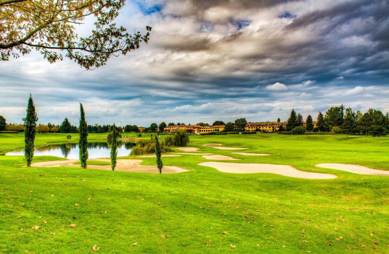 Le Robinie Golf & Resort Solbiate Olona Esterno foto